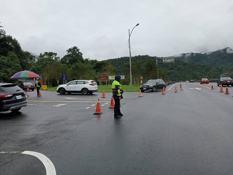 警方在清水地熱園區入口處進行交管維持交通。讀者提供