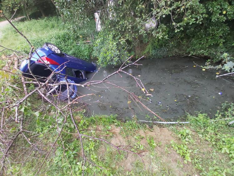 3名女採茶女工連人帶車掉落池塘，僅一名女乘客脫困。民眾提供