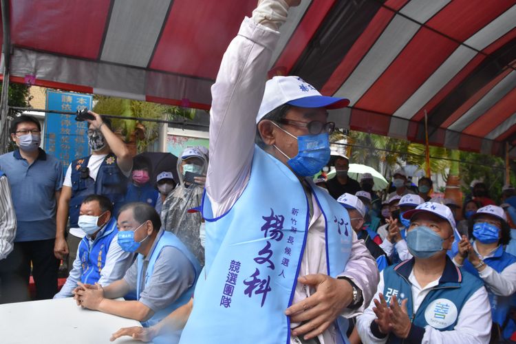 知名演員李立群（舉手者）近年隱居關西鎮，16日也低調現身支持新竹縣長候選人楊文科。楊文科競辦提供