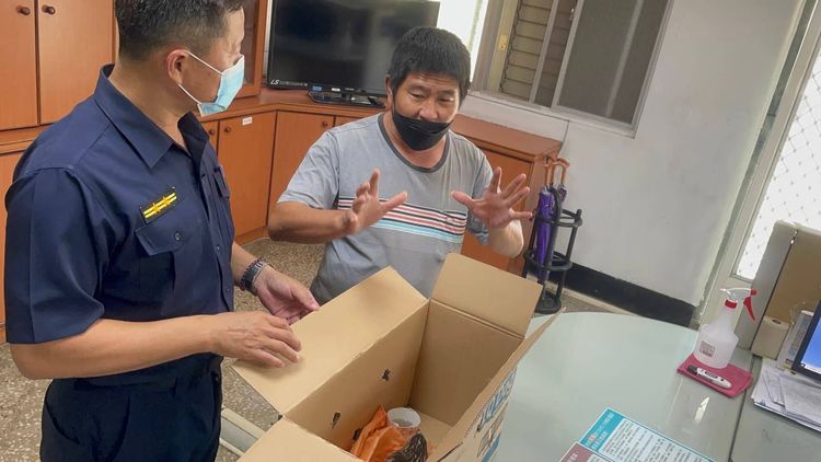 台東動保所人員將鳳頭蒼鷹轉介救傷。成功分局提供