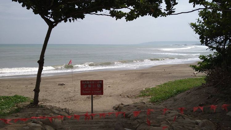 墾丁東側的漁村公園沙灘關閉，禁止遊客進入。墾管處提供