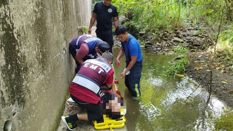 救難人員沿山谷斜坡下切到谷底救援。屏東縣消防局提供