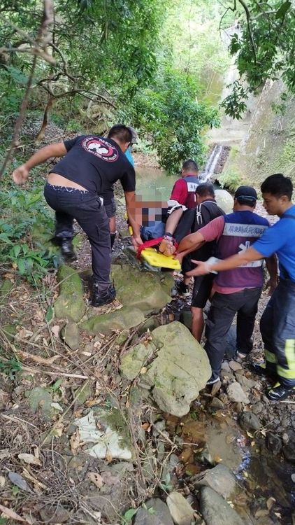 救難人員費力搬運。屏東縣消防局提供