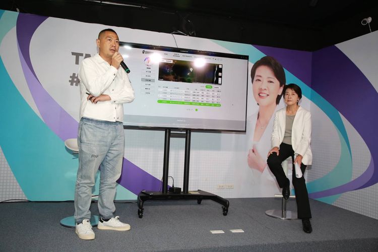 台北市長參選人黃珊珊與公民森林活動發起人羅偉銘。朱世閎攝