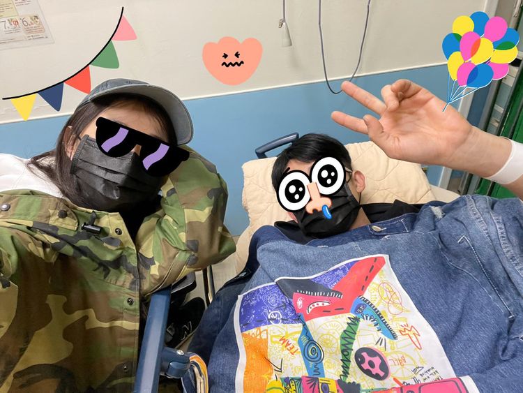 吳慷仁（右）去年生病急診住院，小姐姐邵雨薇貼心 照料。翻攝吳慷仁臉書