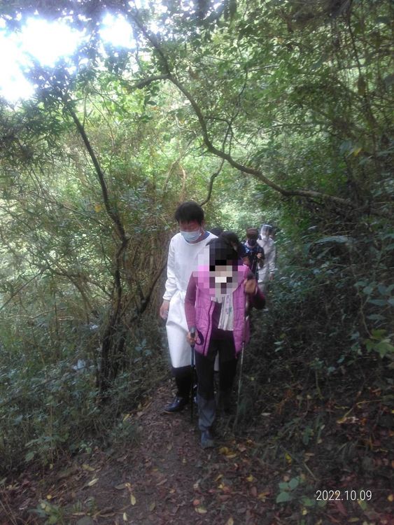 高雄鄧姓女子登力里山，身體不適獲救。屏東縣消防局提供