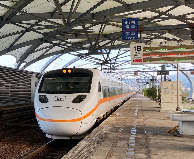 台鐵列車進站。翻攝自fun臺鐵臉書