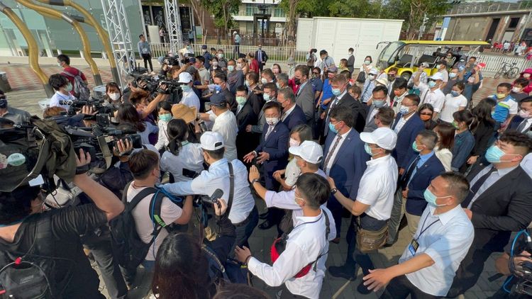 這次龐皮歐抵達高雄，維安共分為三層防護，分別為制服警察、便衣刑警以及私人隨扈。侯昌騰攝