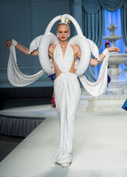 MOSCHINO 2023春夏系列大秀。品牌提供