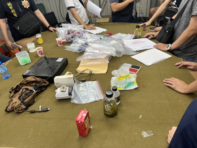 現場賭具等物。大園警分局提供