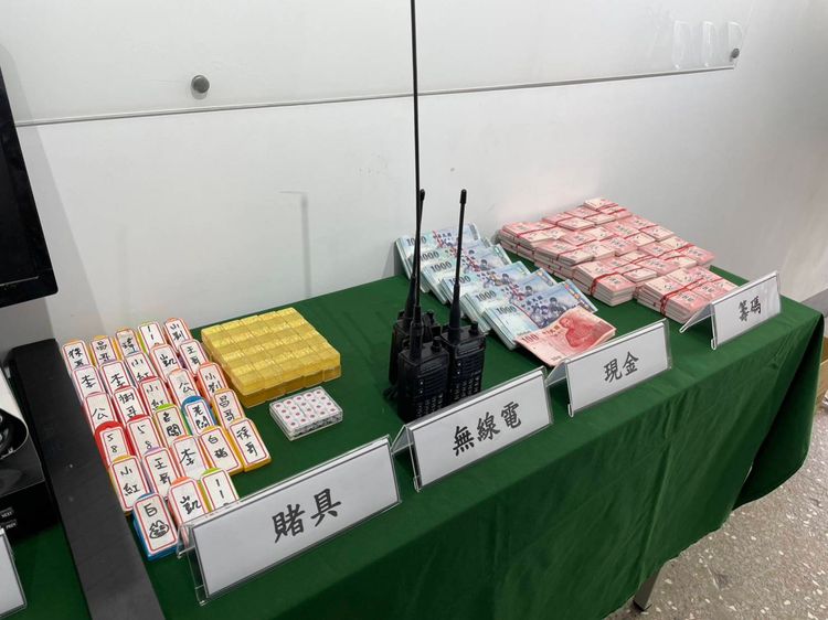 查扣的賭資和賭具等物。大園警分局提供
