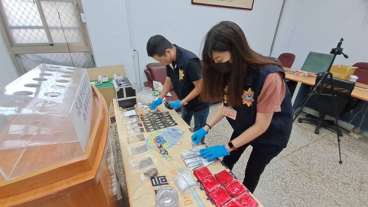 警方逮李女並查獲毒品等證物。讀者提供