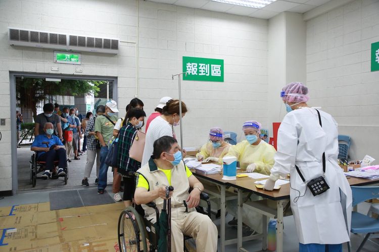 本期未接種的民眾，可到第33期北市預約平台預約。資料照，朱世閎攝