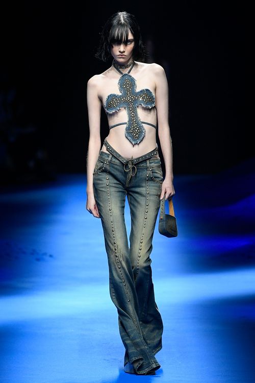 BLUMARINE 2023春夏系列大秀。品牌提供