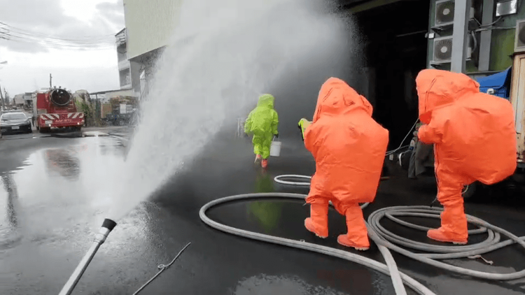 冷凍廠氨氣外洩，警消及環保署人員搶救。讀者提供