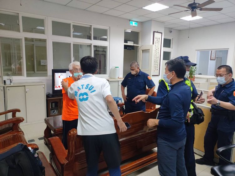 山友到和平分局將他接回，順利一同反程。民眾提供