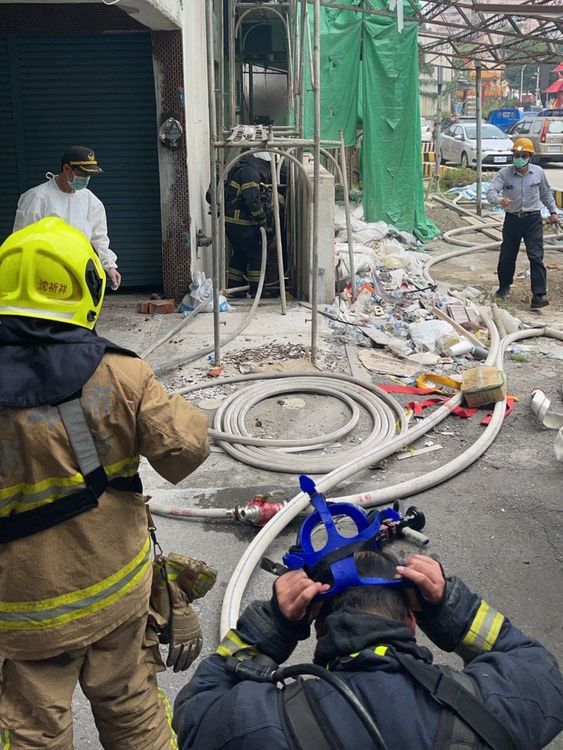 消防局獲報出動9車19人前往搶救。讀者提供
