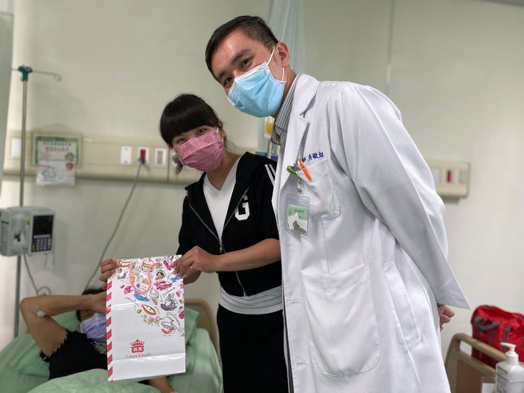 阿美與彰濱秀傳血液腫瘤科醫師到病房鼓舞病友。院方提供