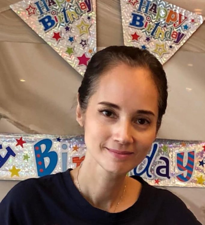 淡出演藝圈後，她容貌仍表持靚麗，但飽受憂鬱症所苦，身形消瘦。引自鄭艷麗臉書