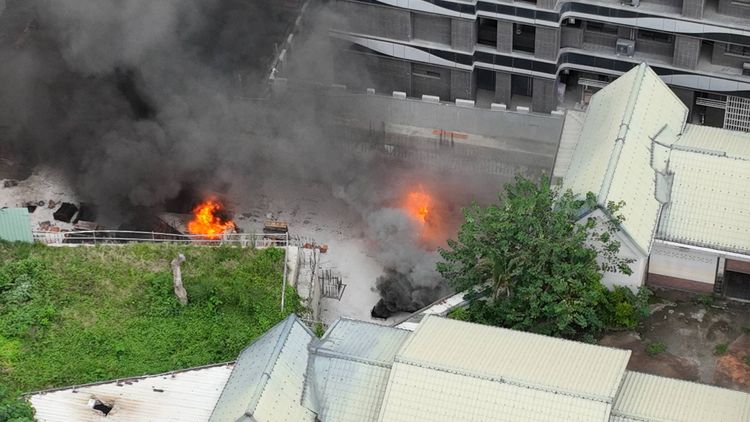 火警疑似工人切割物品時產生的火花，噴到木頭材料，因而引發火勢。侯昌騰攝