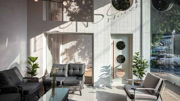 以門口百年榕樹為設計靈感的「曼谷盆栽酒店」，是傳統街屋改建的設計旅店。易遊網提供