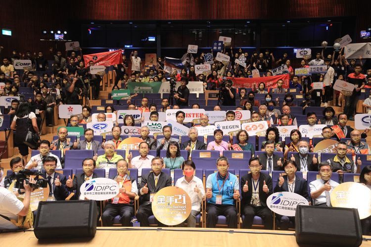 榮獲台中市金手獎殊榮的19家企業，無畏疫情與烏惡戰爭影響，業績逆勢成長。讀者提供