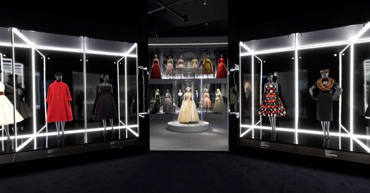 DIOR在2019年於英國倫敦V&A Museum舉辦《Christian Dior：夢之設計師》回顧展。翻攝V&A Museum官網