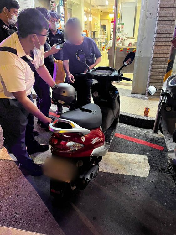 中和1名下班警員在超商外發現高男機車。中和警分局提供