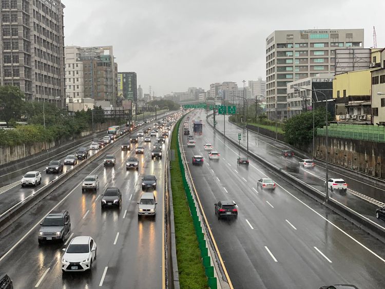 國1北上（左）相較南下（右）明顯壅塞。黃羿馨攝