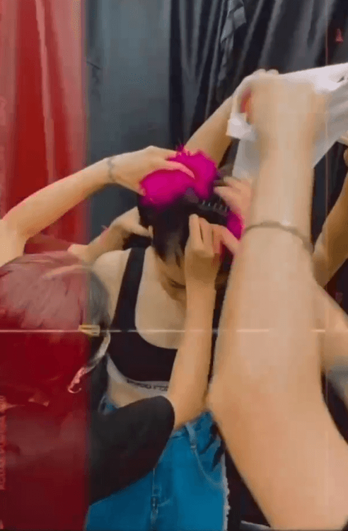 徐若瑄一到後台，眾多工作人員馬上七手八腳幫她剝衣換妝髮。翻攝自臉書「徐若瑄 Vivan Hsu」