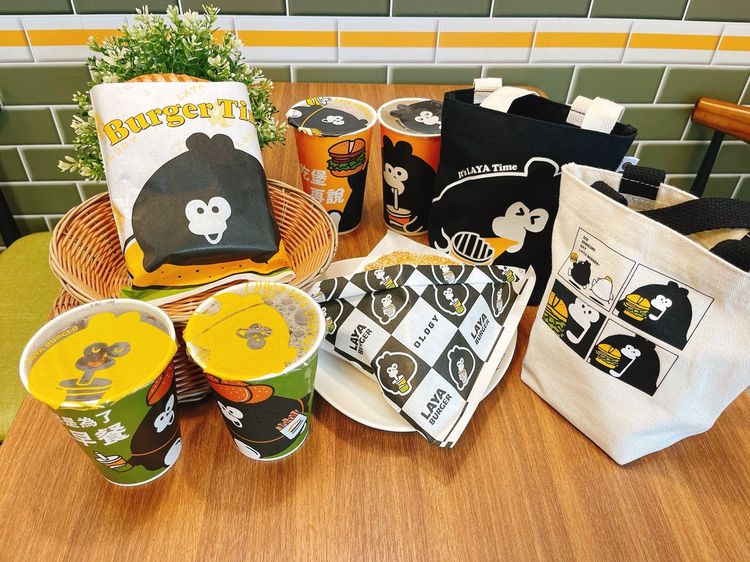 由掰掰啾啾為拉亞漢堡獨家繪製的專屬插圖躍上帆布袋、貼紙、漢堡袋和飲料杯身。業者提供