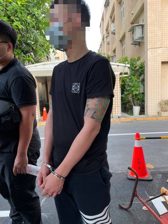 詐團主嫌陳男在桃園機場欲往泰國被警方攔查逮捕。讀者提供