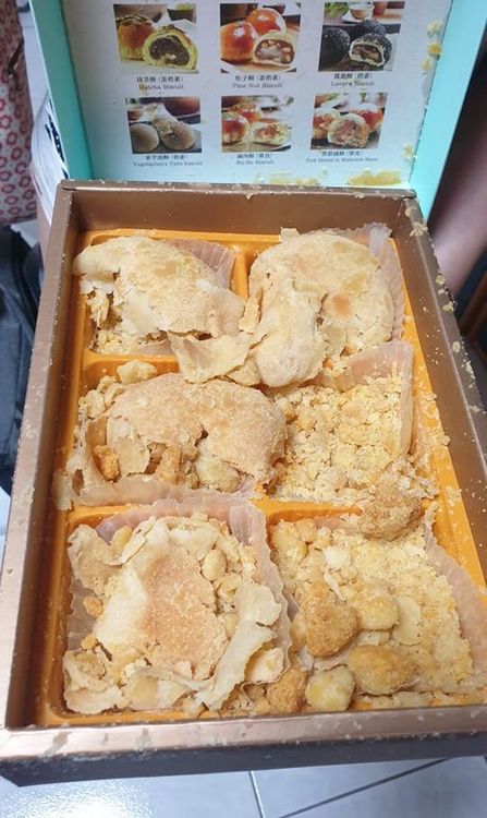 月餅碎得看不出原本樣貌。翻攝自臉書「爆料公社」
