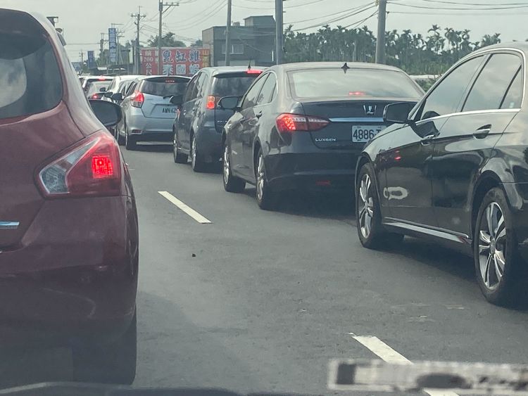 新埤段交通塞車景象。陳宏銘攝