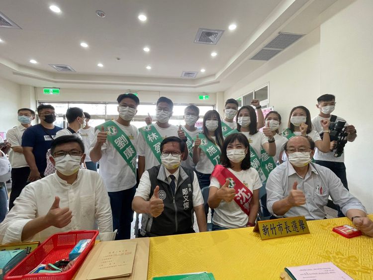 桃園市長鄭文燦今天（1日）來到新竹市陪同民進黨新竹市長候選人沈慧虹登記參選。黃羿馨攝