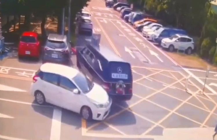 靈車倒退嚕暴衝撞上後方白車，再朝服務中心衝去。民眾提供