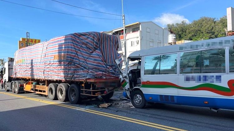 校車與大貨車發生撞擊。台東縣消防局提供