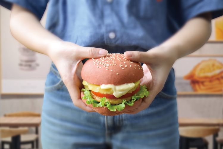 蕃茄村10月新品「松露麥香雞地瓜薯萊堡」限期開賣。業者提供