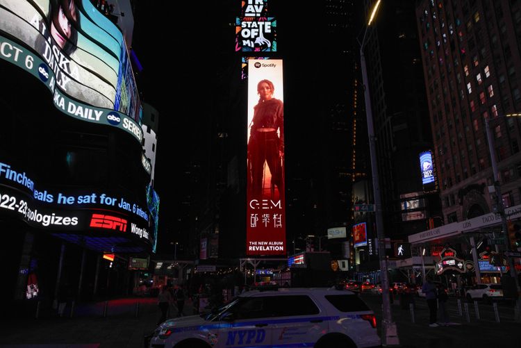 鄧紫棋的廣告在紐約時代廣場呈現。華納音樂提供