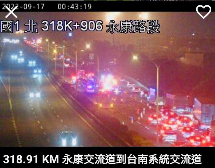 事故現場於凌晨1時開放路肩通行。翻攝自高速公路1968 