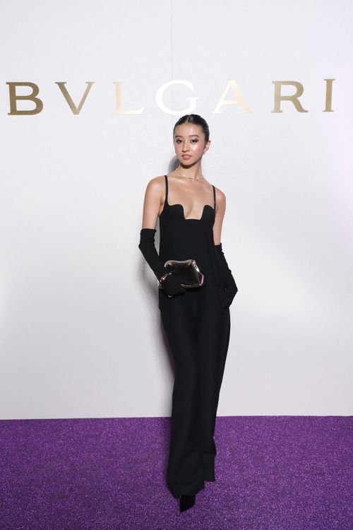 木村光希解放酥胸襯寶格麗Serpentine Pouch包款，以嫵媚姿態表現女人味。品牌提供