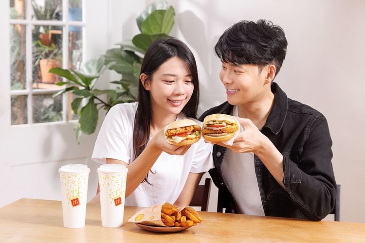 起司脆薯雙牛堡、起司三層牛肉堡、柚香塔塔脆鷄堡等異國風味餐點將於9/28起限時回歸。業者提供