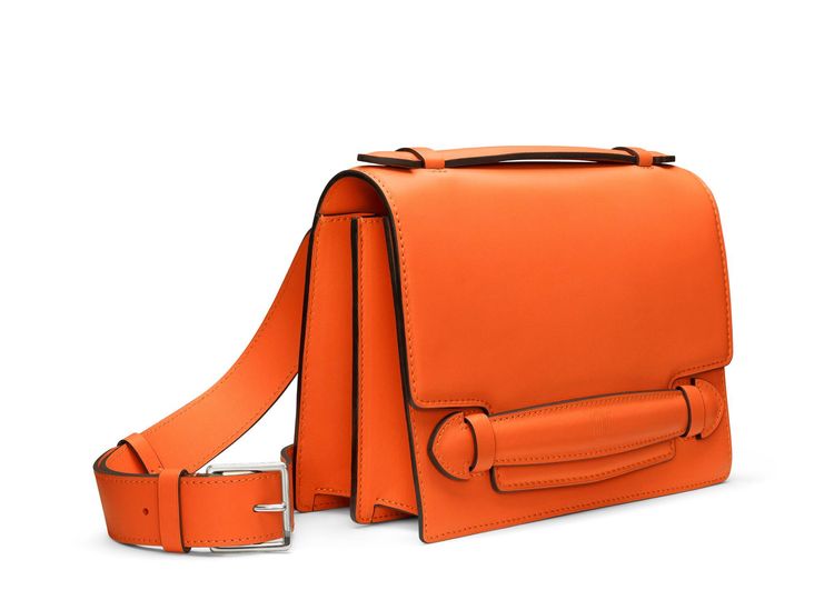  Sac Malle Capucine旱金蓮橘色款，可變化出手提、手拿與肩背的使用方式，14萬7000元。品牌提供