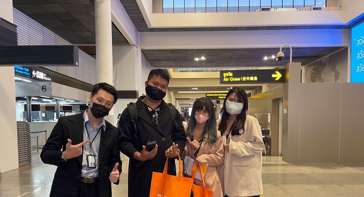 泰國首發團搭機前興奮合照。惠康旅行社提供