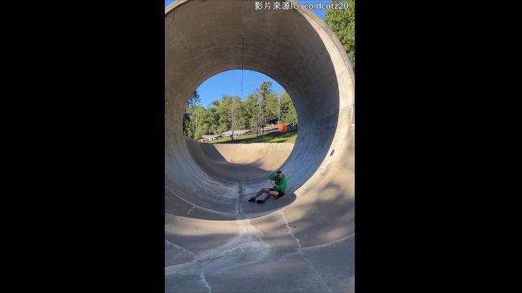 沒有順利滾下來的球，卻直直往男子頭上砸。