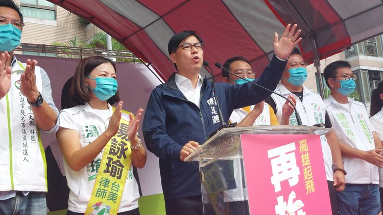 陳其邁問，韓國瑜在就任後就宣布輕軌停工，做市長能不負責？做一半落跑嗎？凃建豐攝