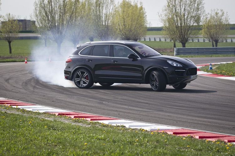 在平坦賽道上也有如跑車般的凌厲表現。原廠提供