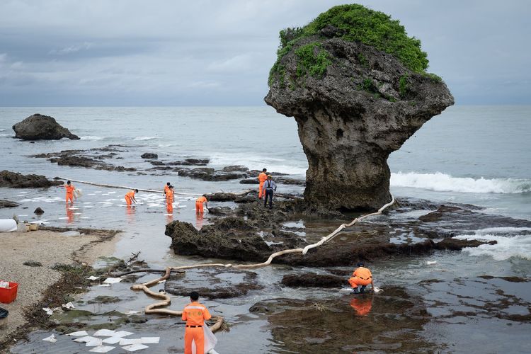 油污案當時被污染的小琉球花瓶嶼等海域。資料照片，海巡提供