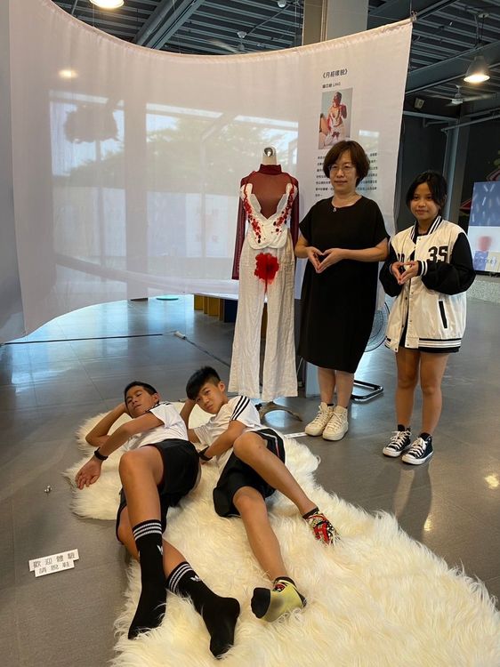 兒少代表沈鈺家（左1）、黃品策（左2）、楊子萱（右1）與社會處劉美淑處長（右2）在「月經樣貌」藝術品合影。屏東縣政府提供