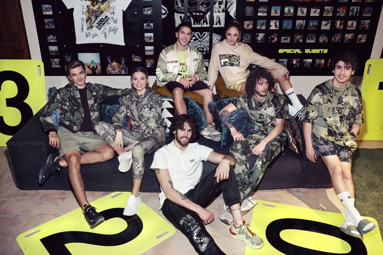 FILA X VR46聯名服飾運用大量的旗盤格紋、賽道輪廓與胎紋搭配螢光綠色等，表現賽車魂。品牌提供